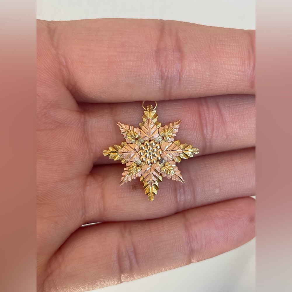 10k gold Snowflake pendant
